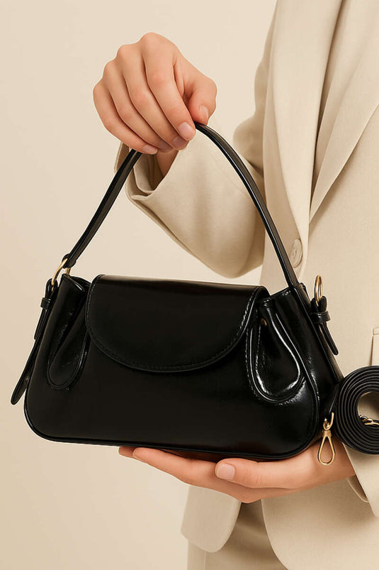 حقيبة جلدية لامعة سوداء اللون مزودة بزر كبس جانبي