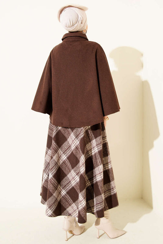 Poncho en cachemire marron à boutons dorés sur le côté