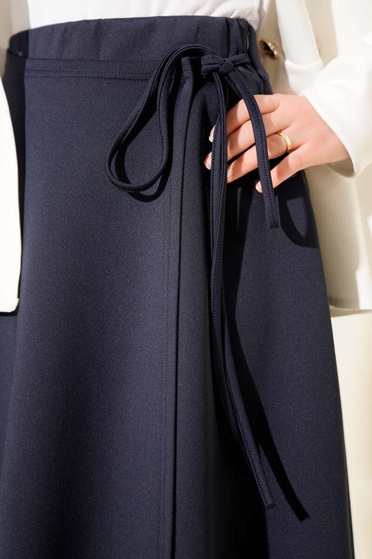 تنورة سكوبا برباط جانبي أزرق داكن