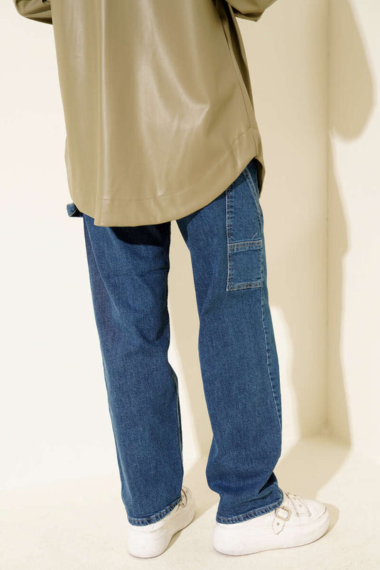 بنطال جينز مود موم بحزام جانبي ذو إبزيم باللون الأزرق