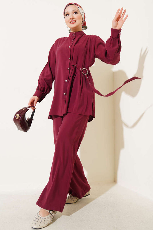 بدلة مكونة من قطعتين بأزرار وحزام جانبي باللون الأحمر الداكن