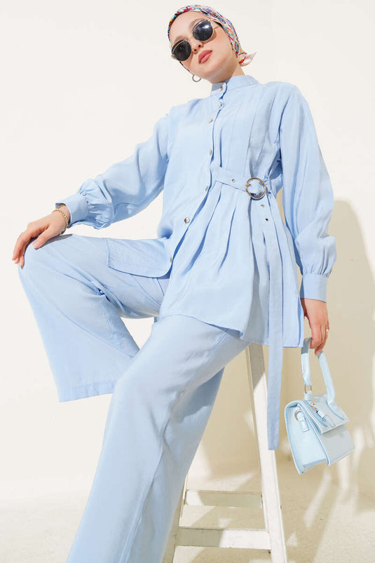 بدلة زرقاء مكونة من قطعتين مع أزرار وحزام جانبي