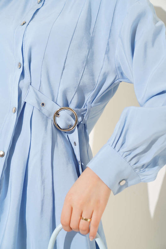 بدلة زرقاء مكونة من قطعتين مع أزرار وحزام جانبي