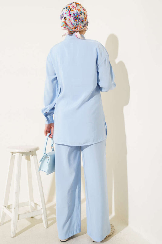 بدلة زرقاء مكونة من قطعتين مع أزرار وحزام جانبي