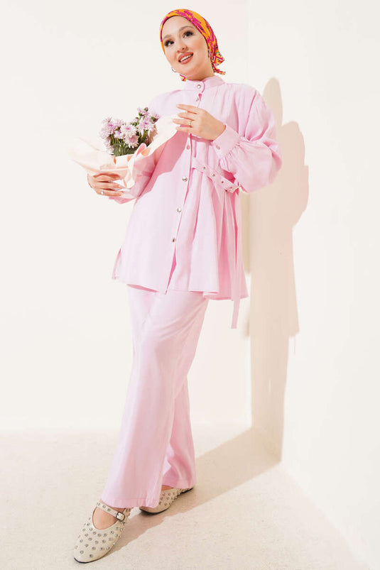 Costume deux pièces boutonné avec ceinture latérale rose