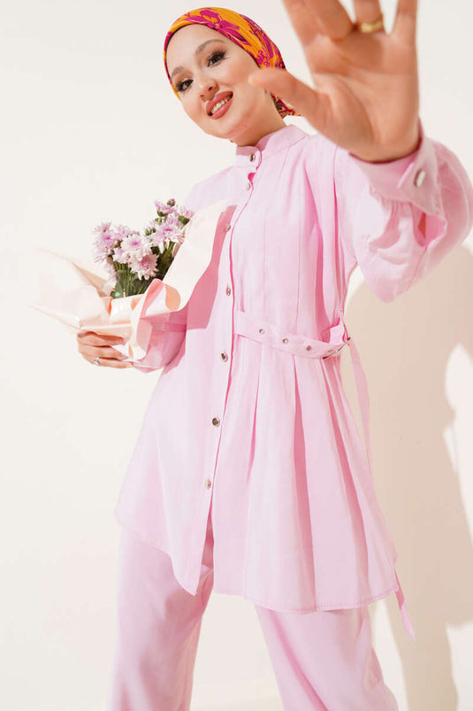 Costume deux pièces boutonné avec ceinture latérale rose