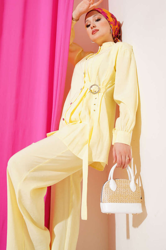 بدلة صفراء مكونة من قطعتين مع أزرار وحزام جانبي