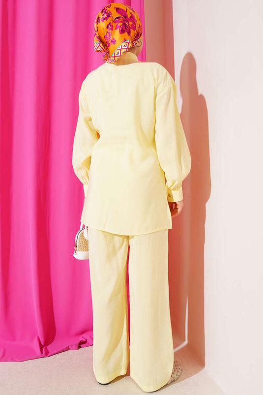 بدلة صفراء مكونة من قطعتين مع أزرار وحزام جانبي