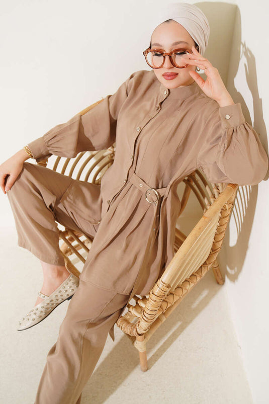 Costume deux pièces boutonné avec ceinture latérale en vison