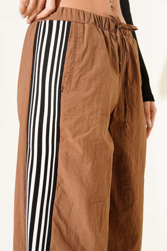 Pantalon parachute à bande latérale marron
