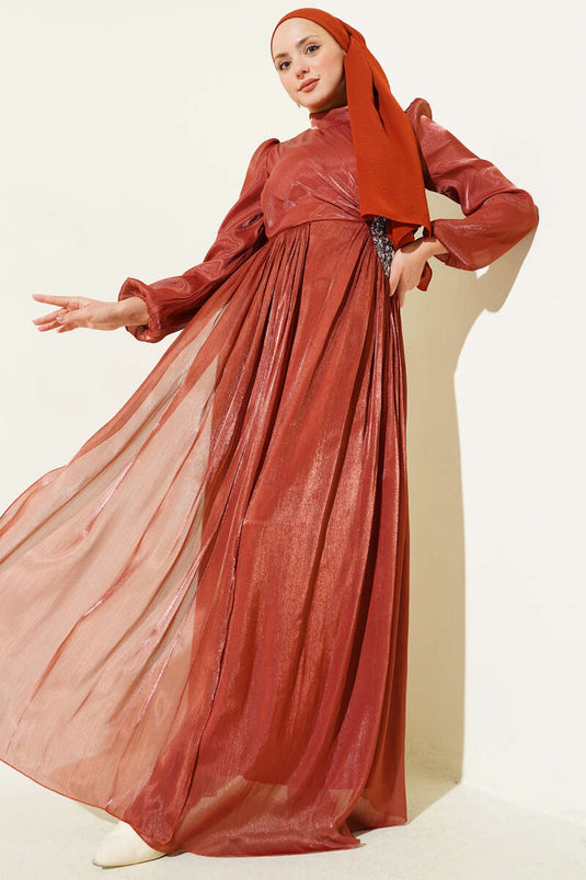 Robe de soirée plissée avec détails en pierre Yan couleur terre cuite