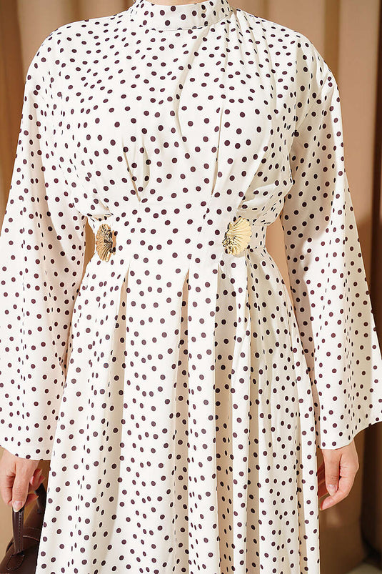 Robe beige à pois avec ceinture et plis