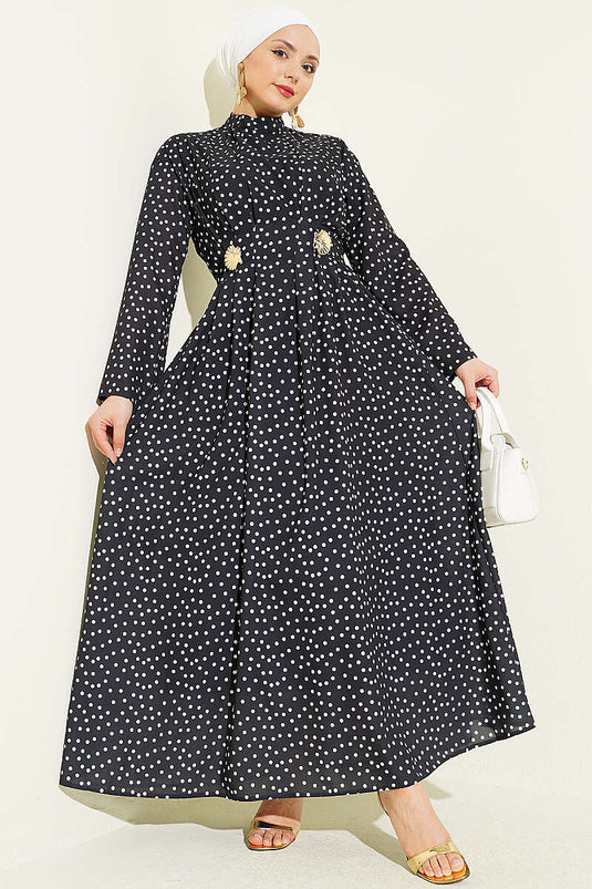 Robe noire à pois avec ceinture à boucle et plis pinceux