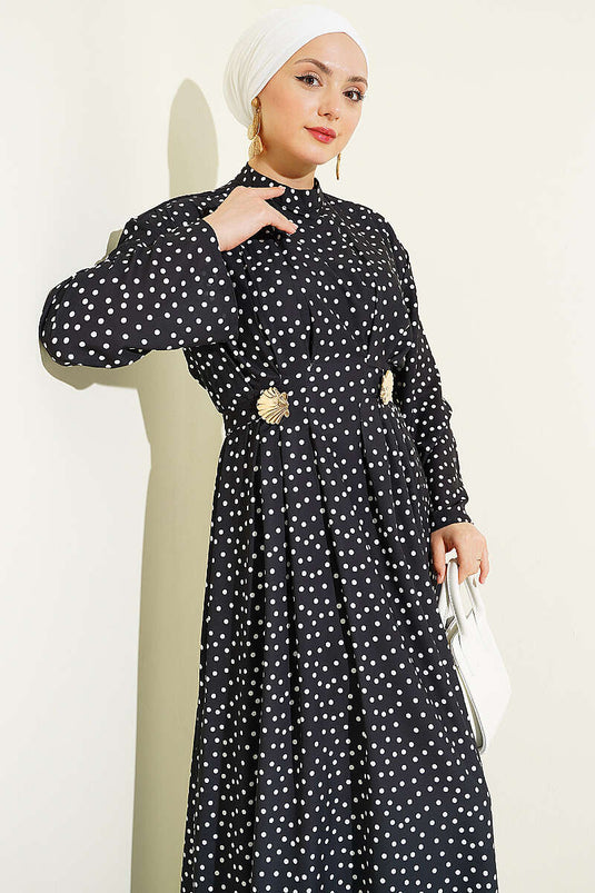 Robe noire à pois avec ceinture à boucle et plis pinceux