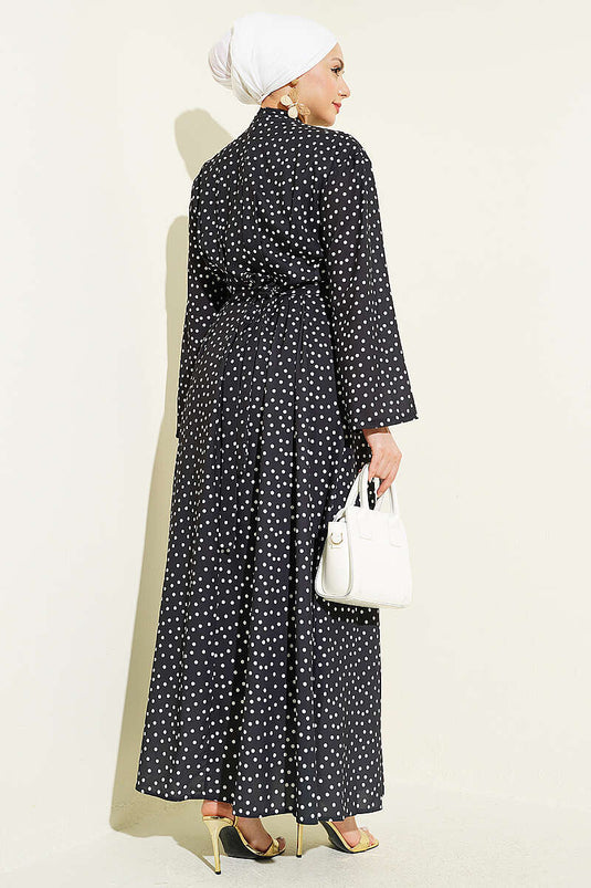 Robe noire à pois avec ceinture à boucle et plis pinceux