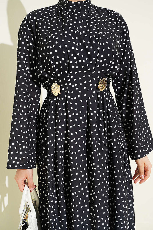 Robe noire à pois avec ceinture à boucle et plis pinceux