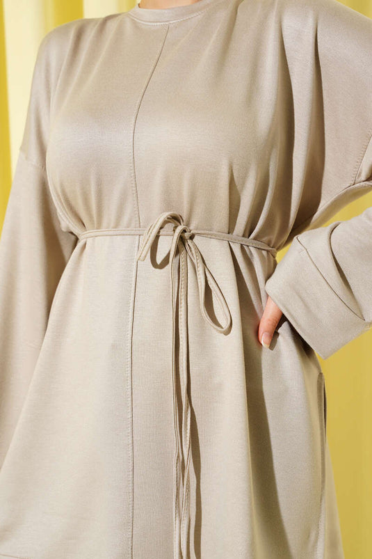 تونيك بأكمام مزدوجة وفتحة جانبية باللون البيج