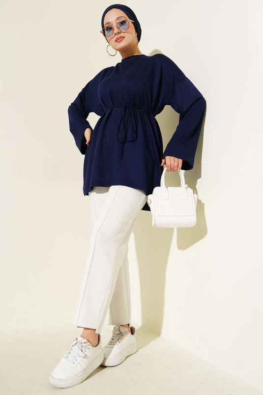 تونيك أزرق داكن بفتحة جانبية وأكمام مزدوجة