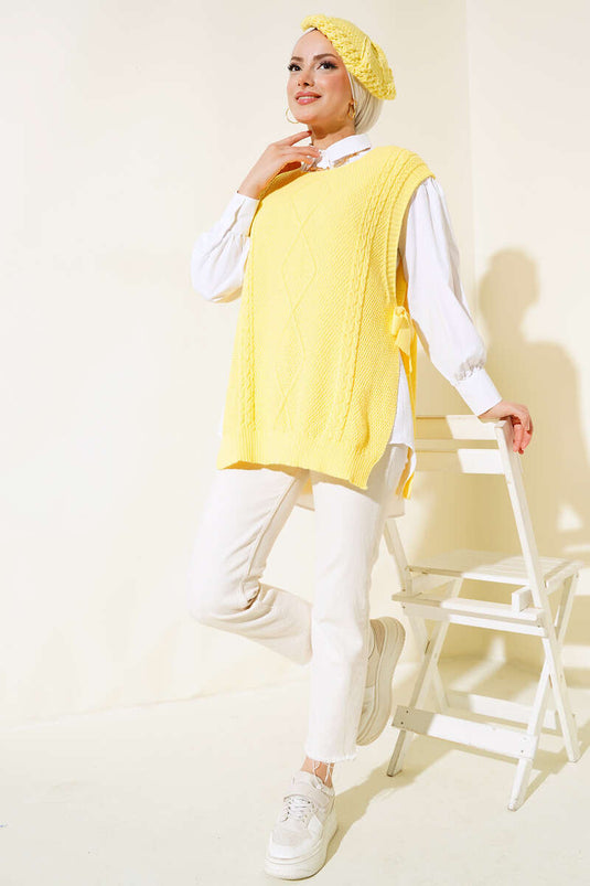 سترة تريكو ذات أربطة جانبية باللون الأصفر