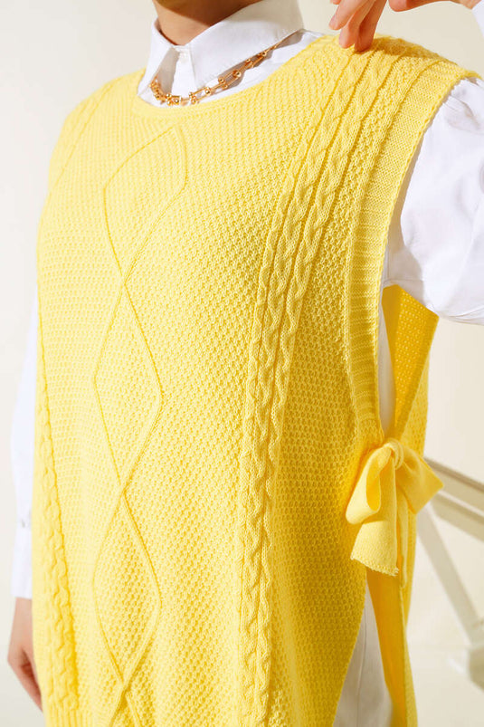 سترة تريكو ذات أربطة جانبية باللون الأصفر