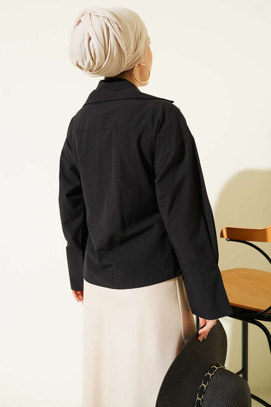 Blouse noire à nouer sur le côté