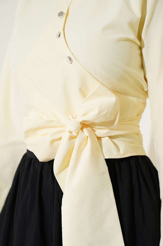 Kurzes Hemd mit seitlicher Schnürung und Kreuzknöpfen Gelb