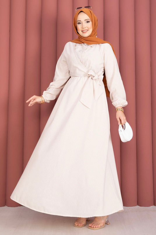 Robe modeste à rayures avec nouage latéral beige