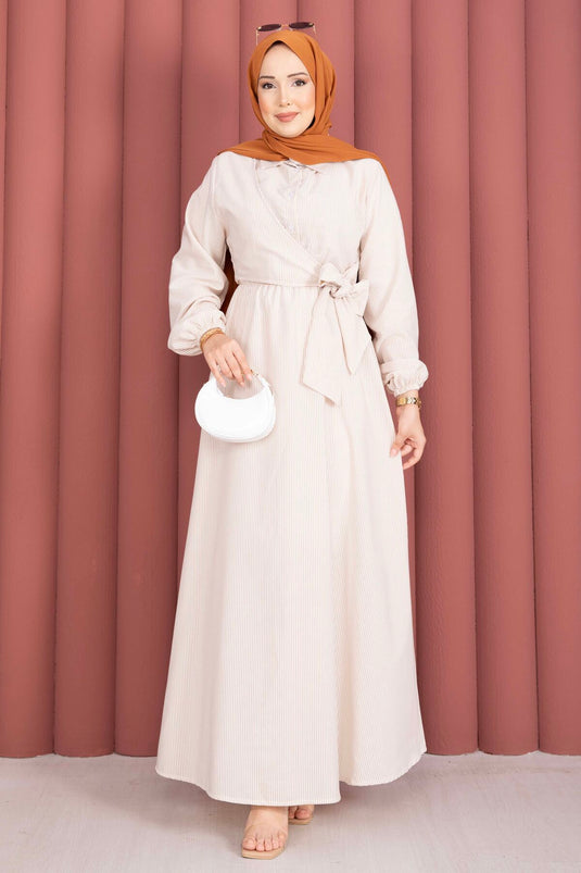Robe modeste à rayures avec nouage latéral beige