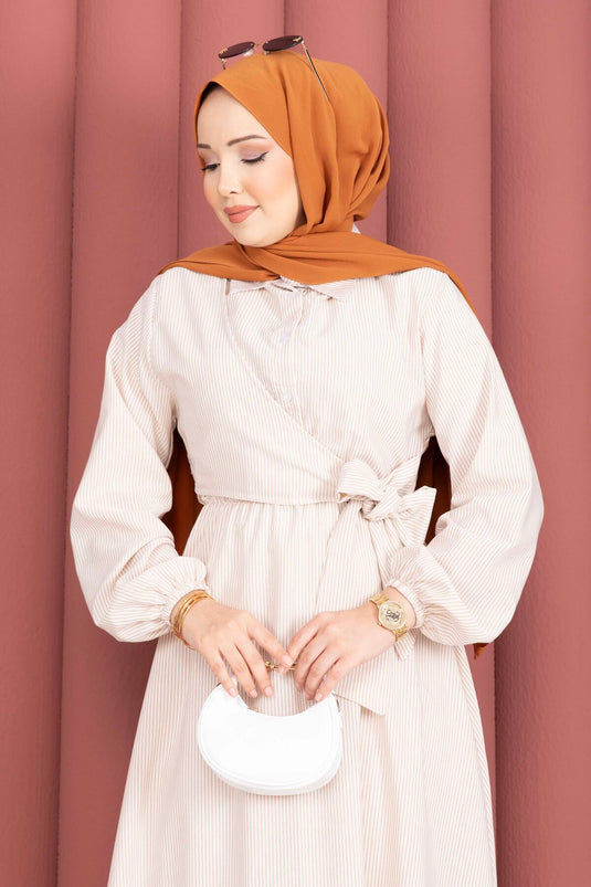 Robe modeste à rayures avec nouage latéral beige