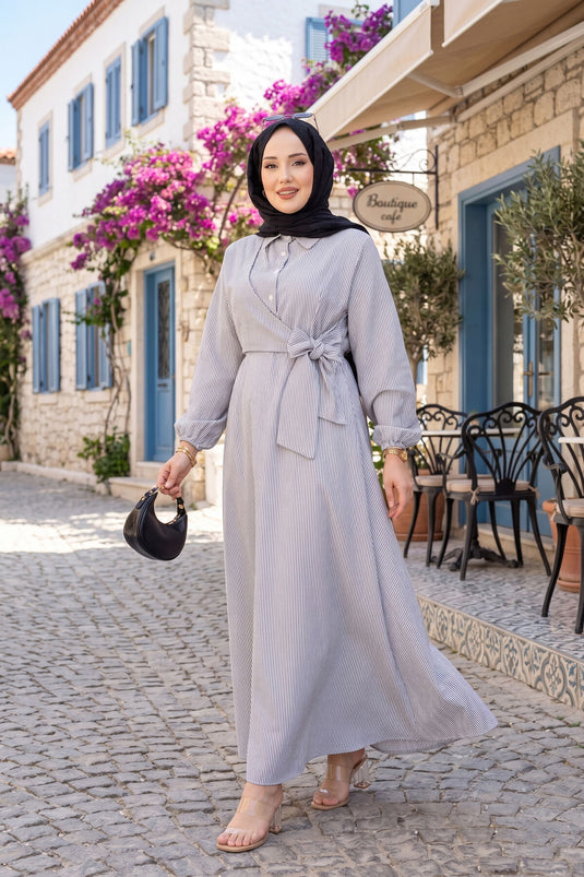 Robe modeste rayée à nouer sur le côté noire