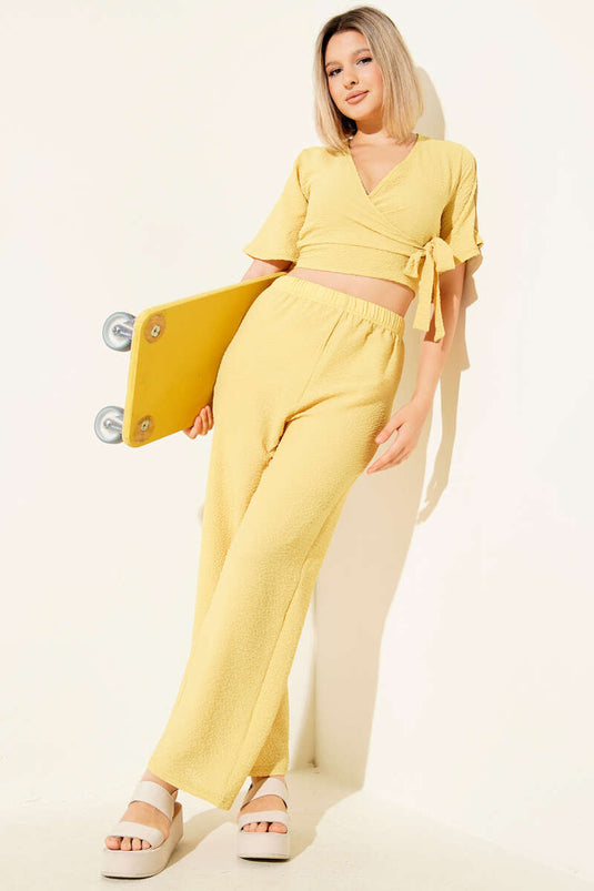 طقم قطعتين قصير برباط جانبي باللون الأخضر الزيتوني