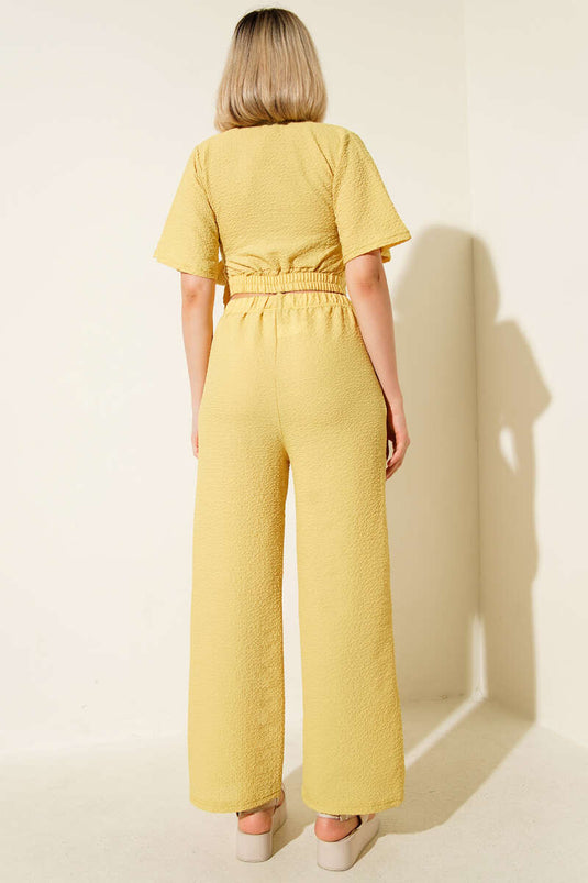 طقم قطعتين قصير برباط جانبي باللون الأخضر الزيتوني