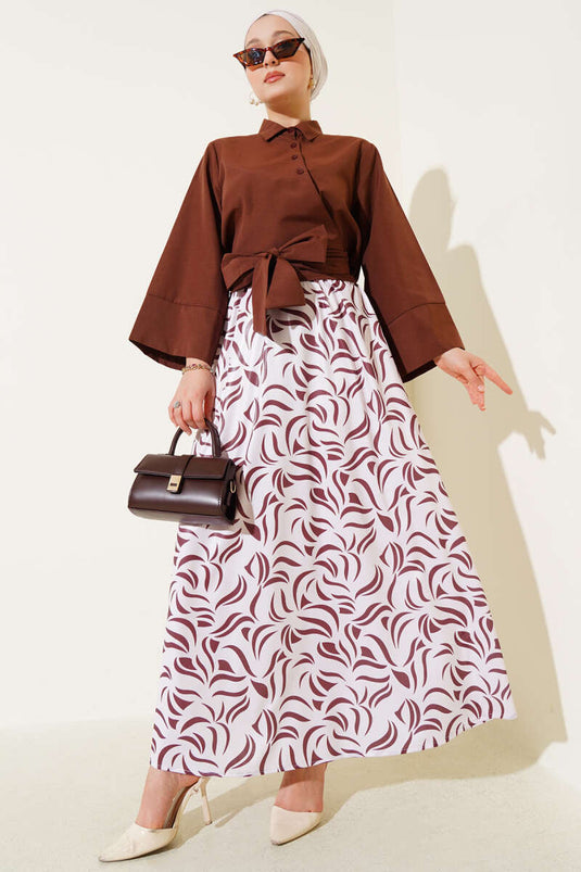 بدلة من قطعتين برباط جانبي وتنورة بنية اللون