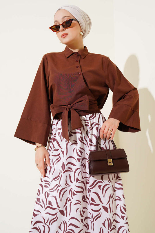 بدلة من قطعتين برباط جانبي وتنورة بنية اللون