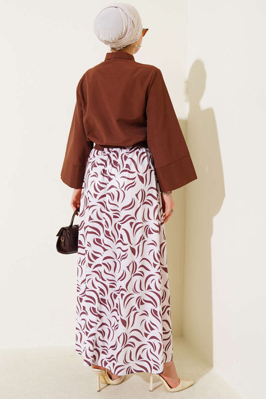 بدلة من قطعتين برباط جانبي وتنورة بنية اللون