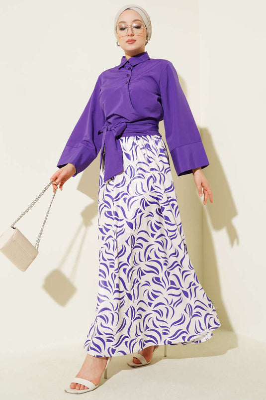 Costume deux pièces violet à jupe nouée sur le côté