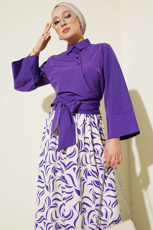 Costume deux pièces violet à jupe nouée sur le côté