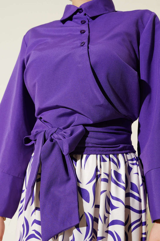 Costume deux pièces violet à jupe nouée sur le côté
