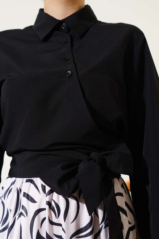 Traje negro de dos piezas con falda y lazo lateral