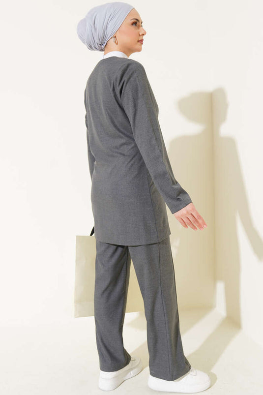 Traje de dos piezas de tela con lazo lateral color humo