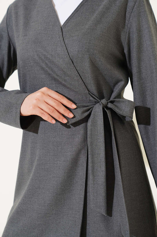 Traje de dos piezas de tela con lazo lateral color humo