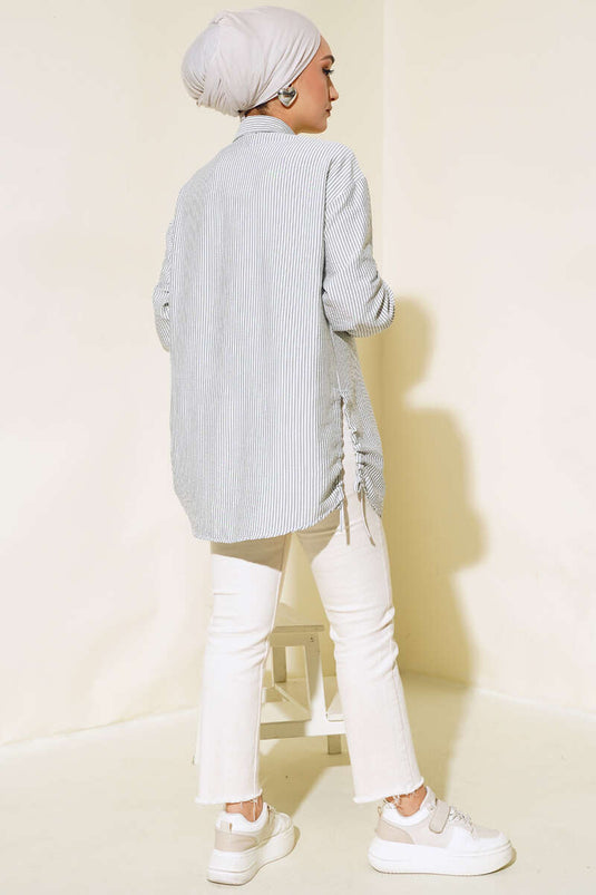 قميص مخطط بتجمع جانبي باللون الرمادي