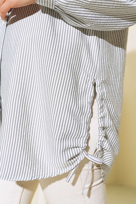 قميص مخطط بتجمع جانبي باللون الرمادي