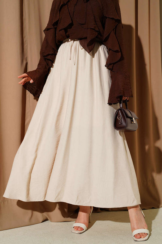 تنورة واسعة بتفاصيل جيب جانبي بلون بيج