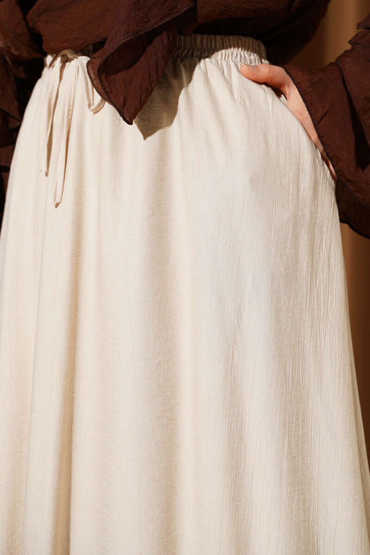 تنورة واسعة بتفاصيل جيب جانبي بلون بيج