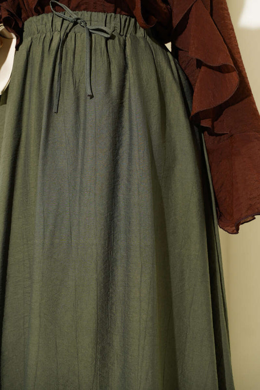 تنورة واسعة بتفاصيل جيب جانبي باللون الأخضر الزيتوني