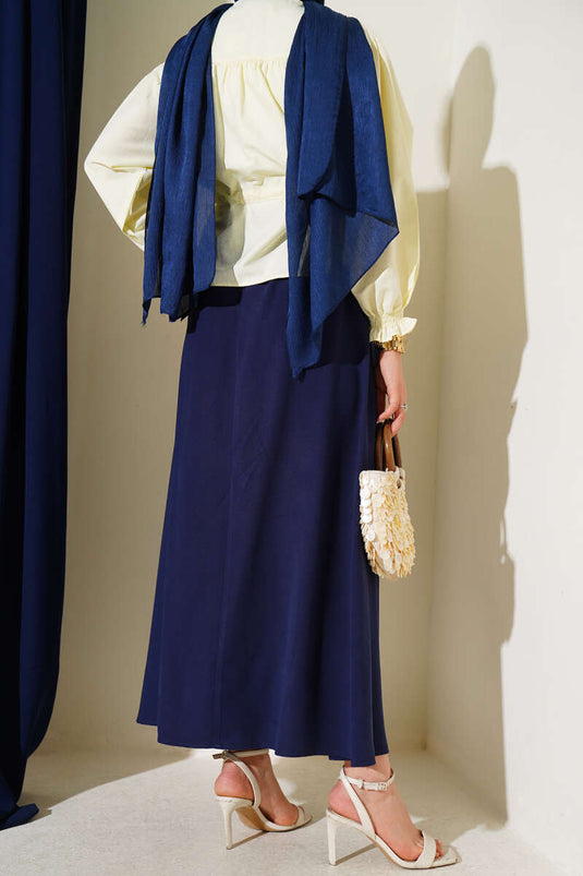 تنورة أساسية بجيوب جانبية باللون الأزرق الداكن