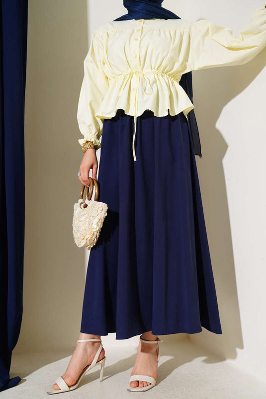 تنورة أساسية بجيوب جانبية باللون الأزرق الداكن