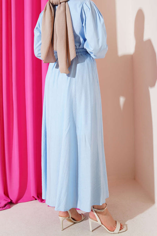 تنورة واسعة بجيوب جانبية باللون الأزرق الفاتح