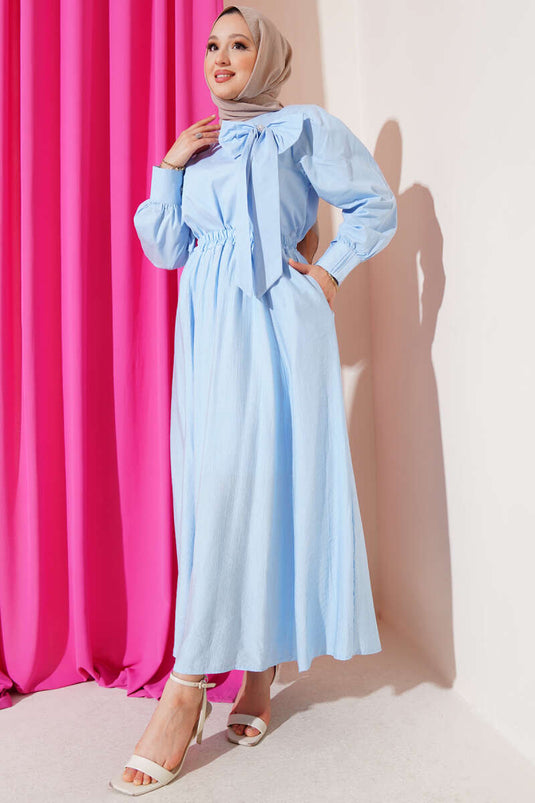 تنورة واسعة بجيوب جانبية باللون الأزرق الفاتح